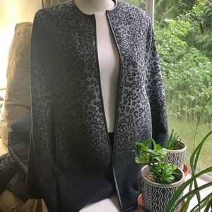 ESTUDIO Elegant Fleece Topper Black / Gray Animal Print